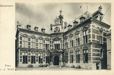 299 Gezicht op het Academiegebouw (Domplein 29) te Utrecht .